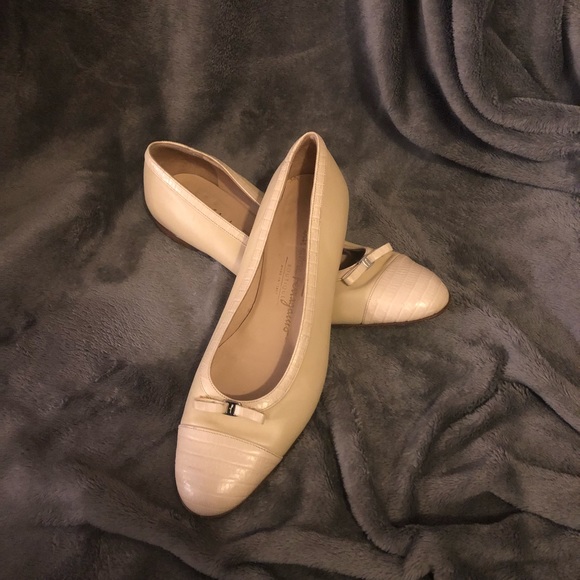COPY - ❗️Salvatore Ferragamo Flats❗️ - Picture 2 of 6